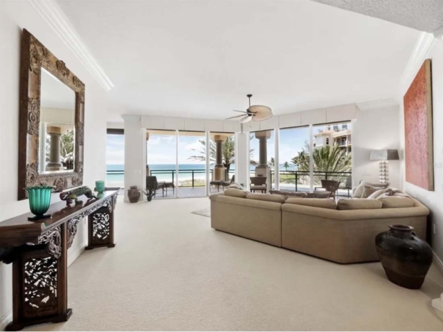 Longboat Key: Four Bedroom Beachfront living area